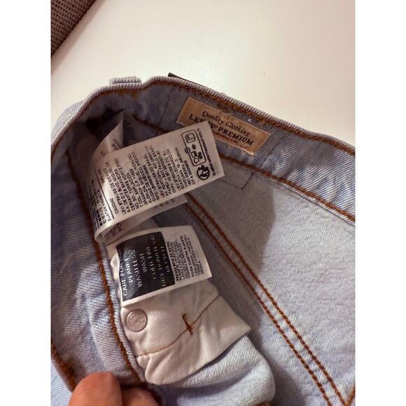 Wome's Levi's 501 Cuttof Denim Shorts Size 29 Light Wash - Picture 3 of 3